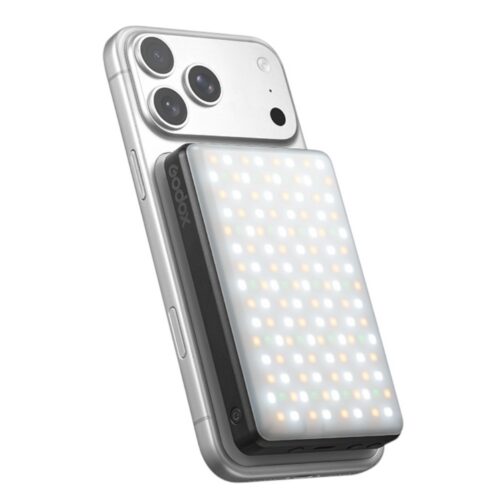 Godox MA5R Plus magnetkinnitusega RGB LED-valgusti ja akupank tagant küljelt telefoniga, must