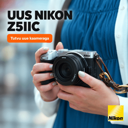 uue kaamera reklaam. Naine hoiab NIKON Z5IIC käes