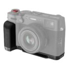 SmallRig 4556 must L-kujuline käepide Fujifilm X100VI kaameral, nahktekstuuriga haardega eestvaade