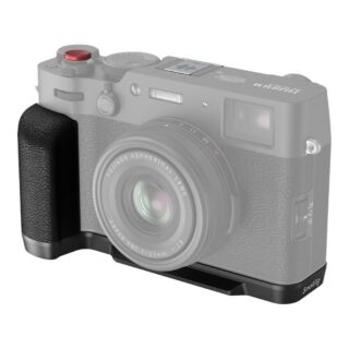SmallRig 4556 must L-kujuline käepide Fujifilm X100VI kaameral, nahktekstuuriga haardega eestvaade