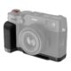 SmallRig 4556 must L-kujuline käepide Fujifilm X100VI kaameral, nahktekstuuriga haardega eestvaade