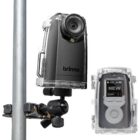 Brinno TLC300 time lapse kaamera IPX4 veekindlas korpuses, kinnitatud kuulpeaga klambriga metallposti külge; kõrval LCD-ekraaniga tagakülg