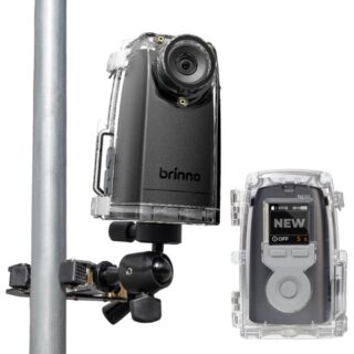 Brinno TLC300 time lapse kaamera IPX4 veekindlas korpuses, kinnitatud kuulpeaga klambriga metallposti külge; kõrval LCD-ekraaniga tagakülg