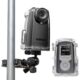 Brinno TLC300 time lapse kaamera IPX4 veekindlas korpuses, kinnitatud kuulpeaga klambriga metallposti külge; kõrval LCD-ekraaniga tagakülg