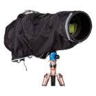 Think Tank Emergency Rain Cover Large must vihmakate teleobjektiiviga kaameral statiivil, eest vaadatuna