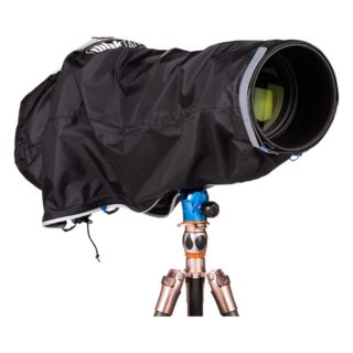 Think Tank Emergency Rain Cover Large must vihmakate teleobjektiiviga kaameral statiivil, eest vaadatuna