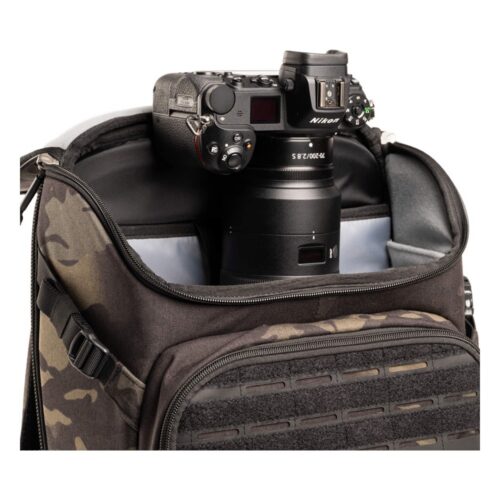 Think Tank DarkLight 20L ülemine sektsioon avatuna, sees Nikon kaamera 70–200 mm f/2.8 objektiiviga