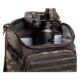 Think Tank DarkLight 20L ülemine sektsioon avatuna, sees Nikon kaamera 70–200 mm f/2.8 objektiiviga
