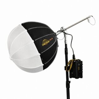 CineVeam S20L-100 Studio 60 cm lantern-valgusti valge hajutiga, kinnitatud poomile, juures kontroller