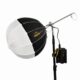 CineVeam S20L-100 Studio 60 cm lantern-valgusti valge hajutiga, kinnitatud poomile, juures kontroller