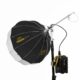CineVeam S20L-100 Studio lantern tagant: must varjav kangas, S20L-100 märgistus ja kontroller statiivil