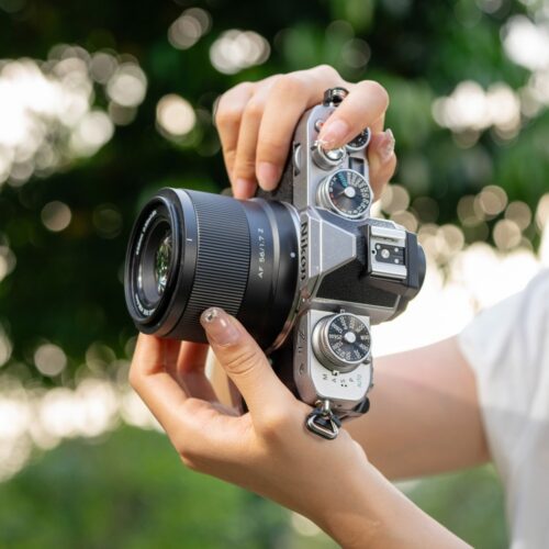 Viltrox AF 56mm F/1.7 Z objektiiv Nikon Zf kaameral, fotograaf hoiab kaamerat käes õues