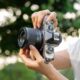 Viltrox AF 56mm F/1.7 Z objektiiv Nikon Zf kaameral, fotograaf hoiab kaamerat käes õues