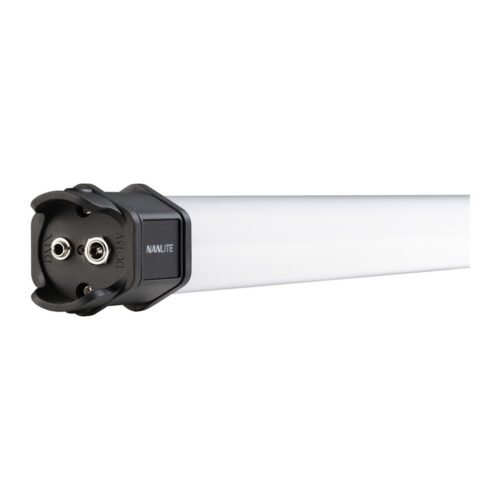 Nanlite PavoTube II 15C otsakork, kus on DMX-pesa ja DC 15V toitepesa