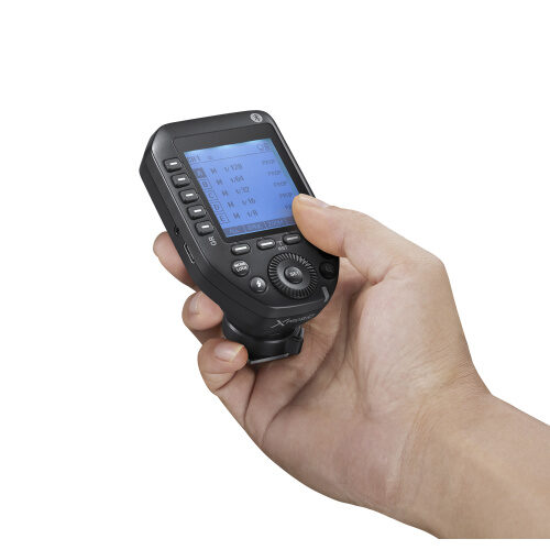 Godox XProII C päästik Canonile käes, suur LCD-ekraan