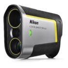 Nikon COOLSHOT 50i GII golfi laserkaugusmõõtja nurga alt: hõbedane ja must korpus, kollased aktsendid objektiivide ümber ja roheline indikaatortuli