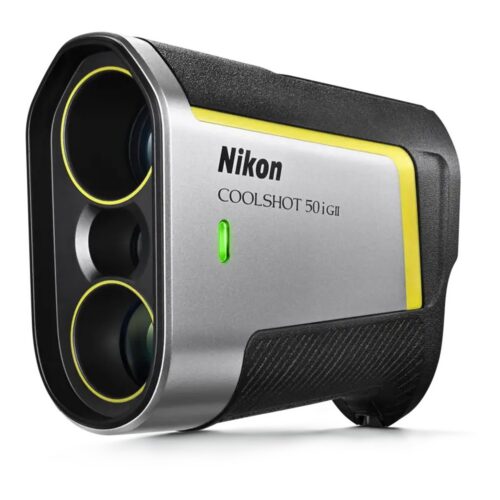 Nikon COOLSHOT 50i GII golfi laserkaugusmõõtja nurga alt: hõbedane ja must korpus, kollased aktsendid objektiivide ümber ja roheline indikaatortuli