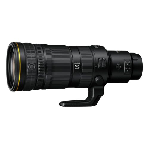 Nikon NIKKOR Z 120-300mm f/2.8 TC VR S teleobjektiiv nurga alt: kuldne S-Line rõngas, fookuskauguse skaala, L-Fn nupp, lülitid ja statiivijalg