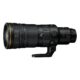 Nikon NIKKOR Z 120-300mm f/2.8 TC VR S teleobjektiiv nurga alt: kuldne S-Line rõngas, fookuskauguse skaala, L-Fn nupp, lülitid ja statiivijalg