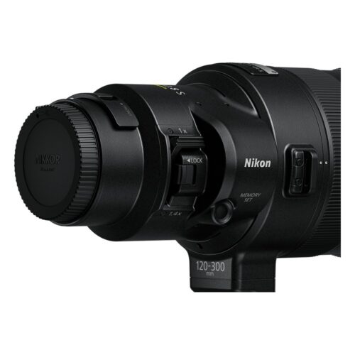 Nikon NIKKOR Z 120-300mm f/2.8 TC VR S telekonverteri lüliti lähivaade: asendid 1x ja 1.4x, LOCK lukk ja MEMORY SET nupp, tagakorgiga Z-bajonett