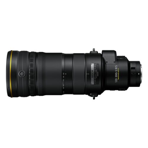 Nikon NIKKOR Z 120-300mm f/2.8 TC VR S küljelt nimesildiga: Z 120-300mm 1:2.8 TC VR S, Made in Japan
