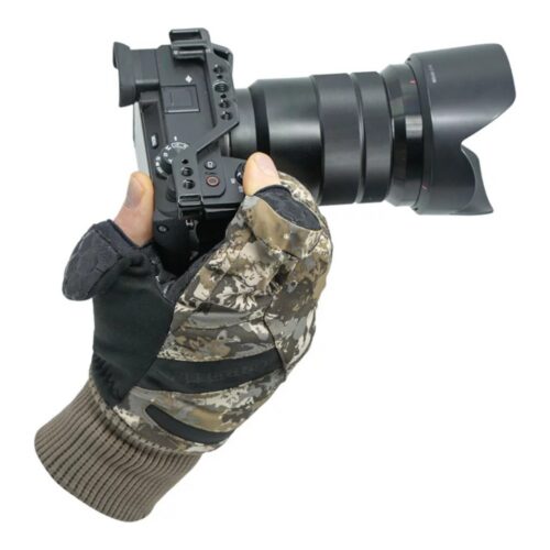 Vallerret Markhof Pro V4 Wild Camo kinnas käes hoiab hübriidkaamerat, pöial ja nimetissõrm lahti nuppude kasutamiseks