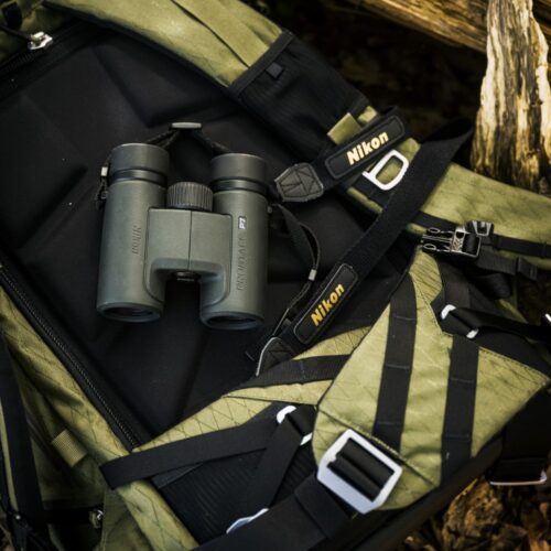 Nikon PROSTAFF P7 binokkel kasutuses looduses