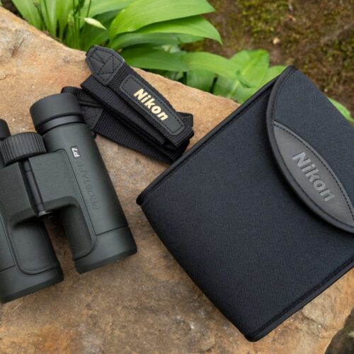 Nikon PROSTAFF P7 binokkel kasutuses looduses