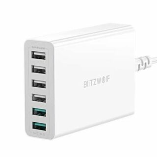 Valget värvi toode, mille tagumisel küljel on voolujuhe ning esimesel küljel on 6x USB-A pistikud.